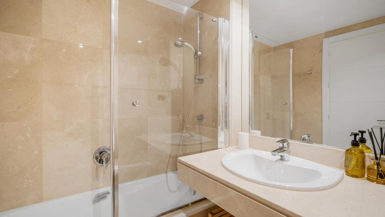Beach-Line Apartment With 3 Bedrooms In Estepona Exteriér fotografie